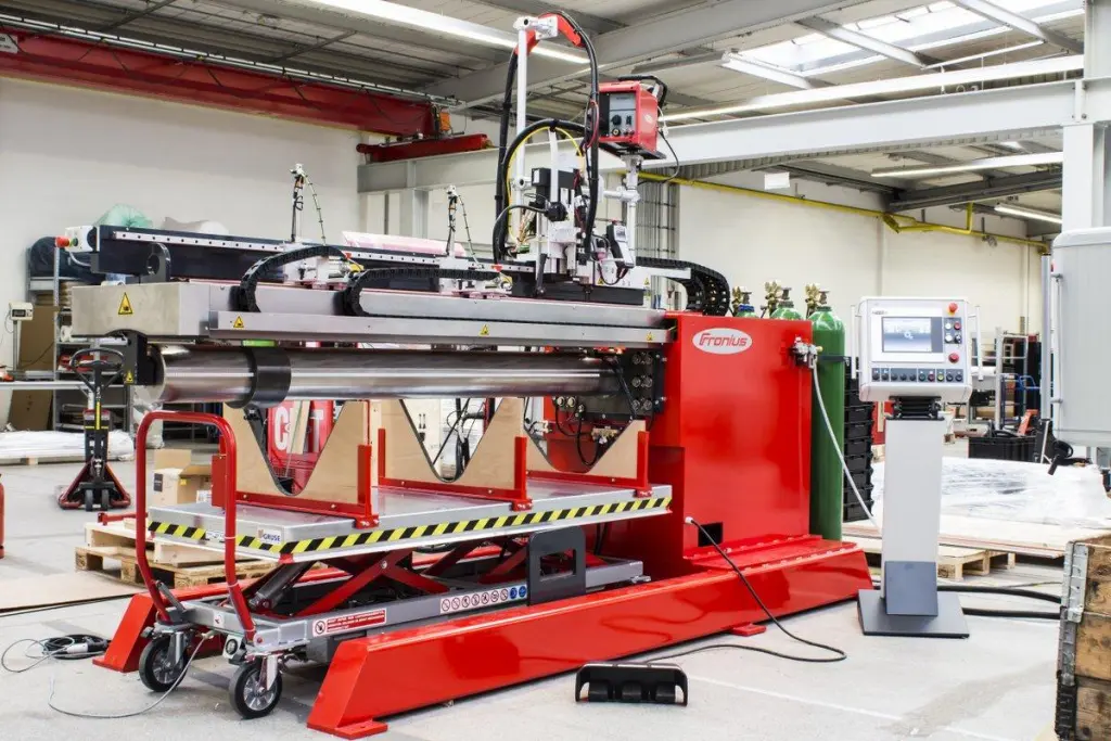 Стенд продольной сварки с пневматическим прижимом кромок