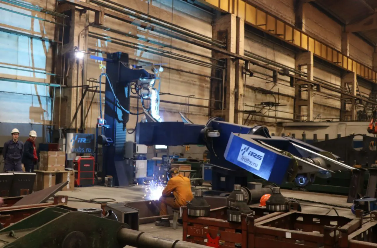 Новейший роботизированный комплекс от ИРС приступил к работе в сварочном цехе БЕЛАЗа
