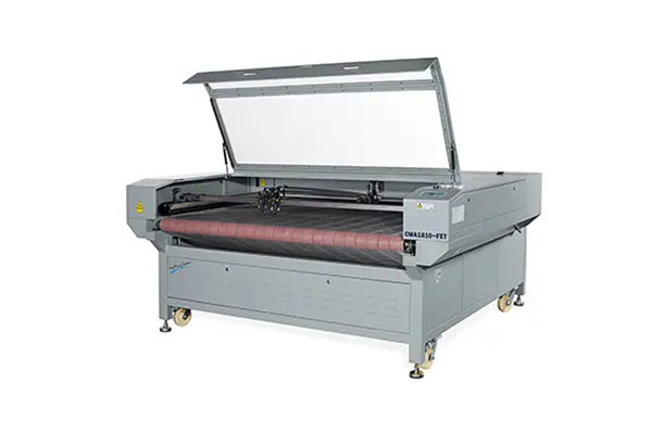 1750 х 950  СО2 лазерный станок с двумя асинхронными головами, предназначенный для раскроя тканных материалов CMA1810-FET