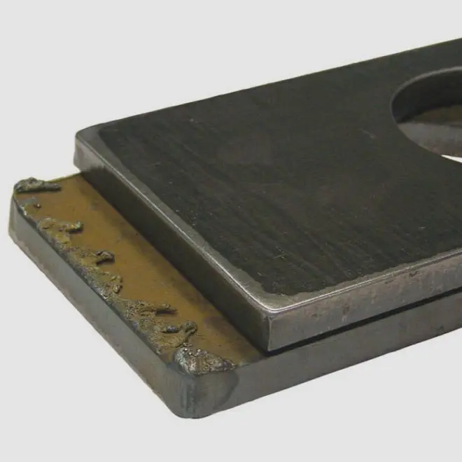 Шлифованная кромка детали рядом с необработанной