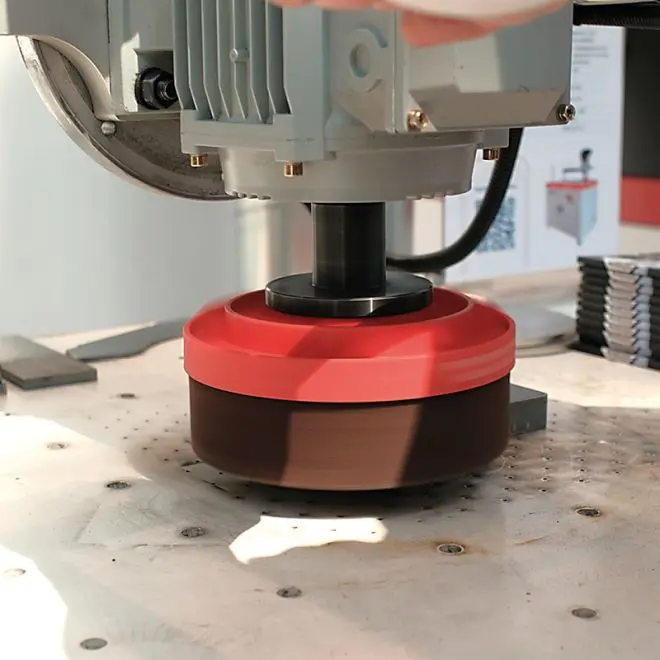 Щетка для шлифовки на электродвигателе станка, вид сбоку