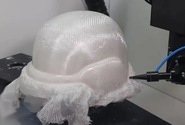 Процесс обрезки шлема лазером