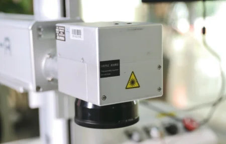 Автоматический оптоволоконный станок лазерной маркировки в конвейерной линии MF20-B-A