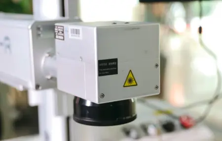 Ультрафиолетовый лазерный маркер в конвейерной линии MUV15-A-A