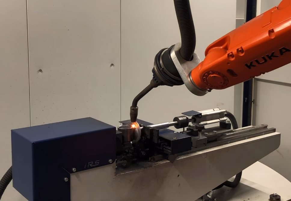 Приварка торцов проушины к крышке кожуха, шов 1 на роботизированном комплексе