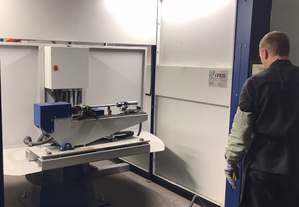 Фиксация деталей с помощью педали оператора на роботизированном комплексе