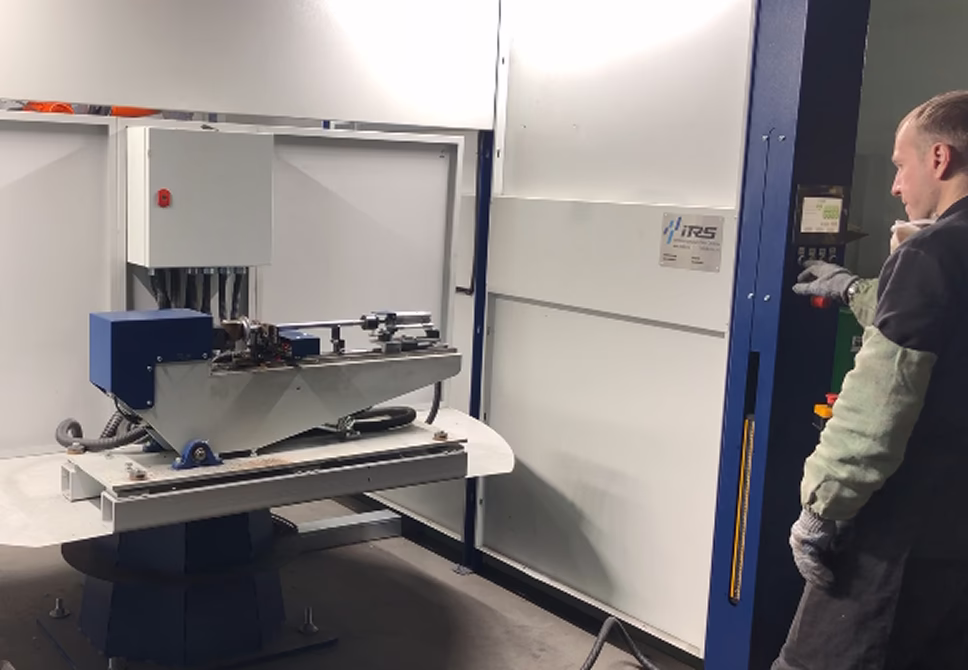 Запуск цикла сварки с панели управления на роботизированном комплексе