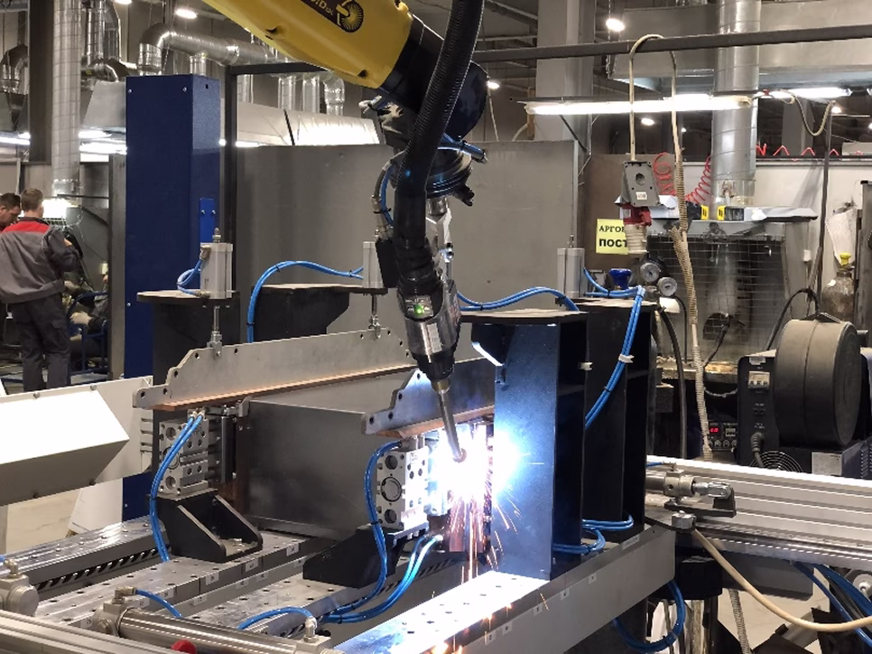 Процесс сварки вертикальных швов, скорость сварки Vсв=200 см/мин