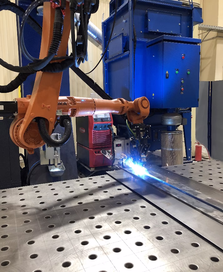 Процесс сварки продольного шва образца на сварочном столе Вид 1