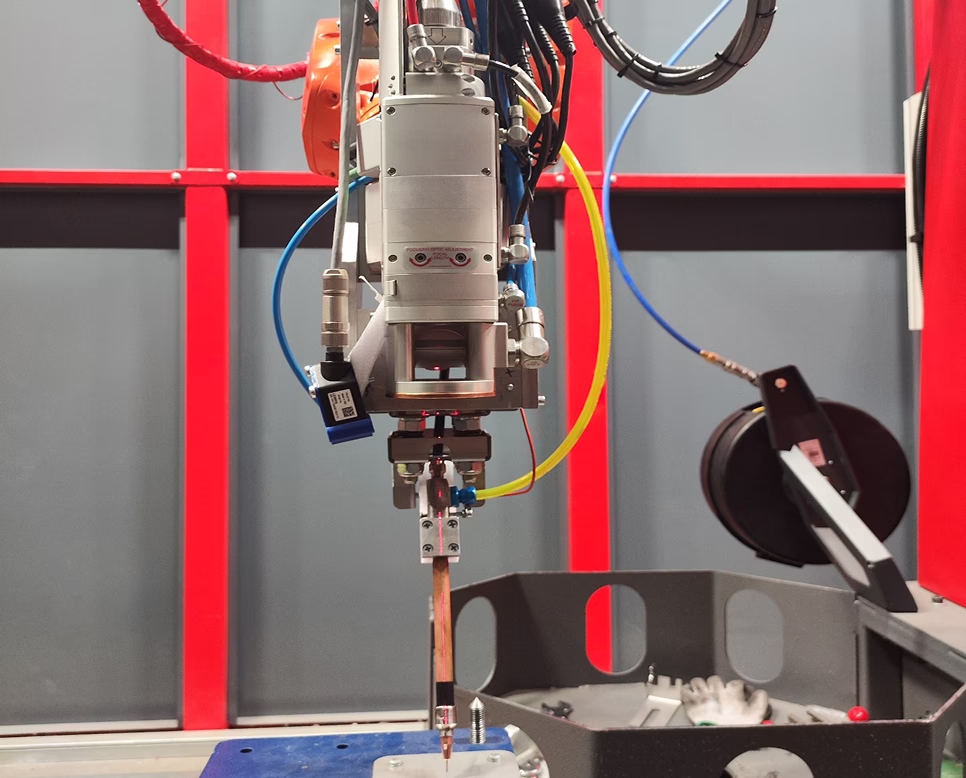 Лазерная оптическая голова роботизированного комплекса лазерной сварки лестничных лотков
