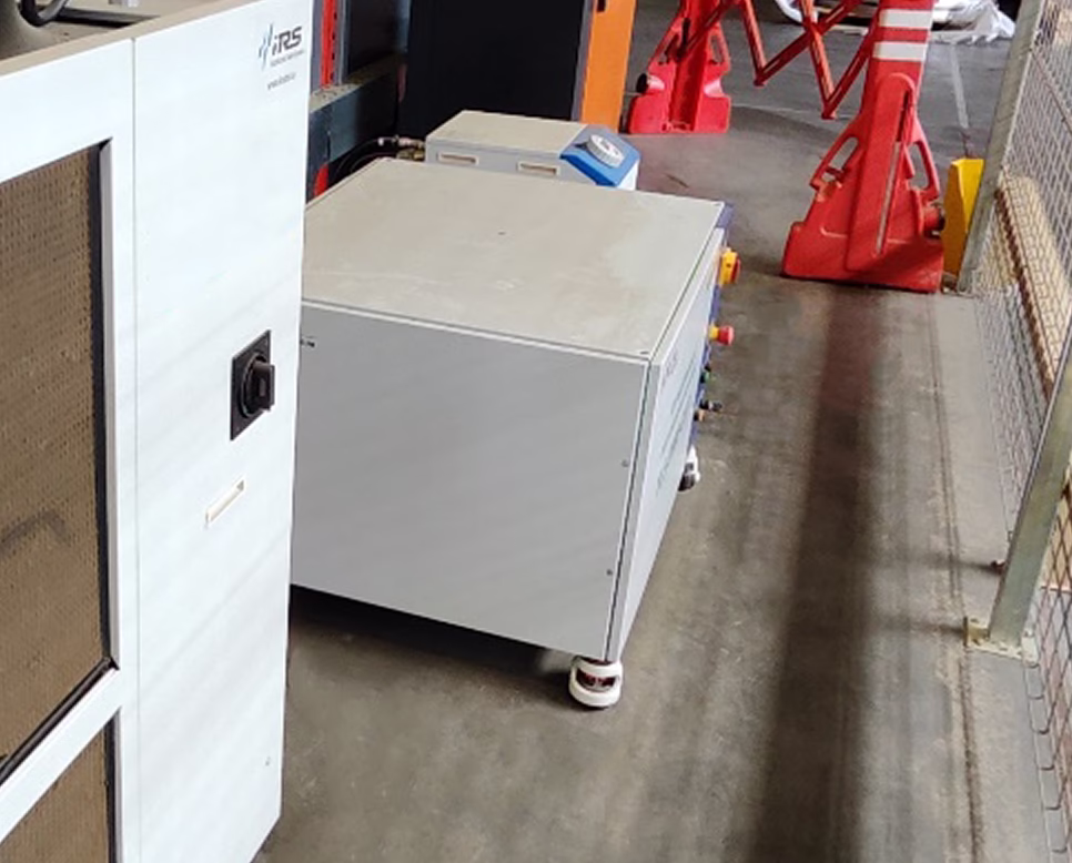 Источник лазерного излучения роботизированного комплекса лазерной сварки лестничных лотков