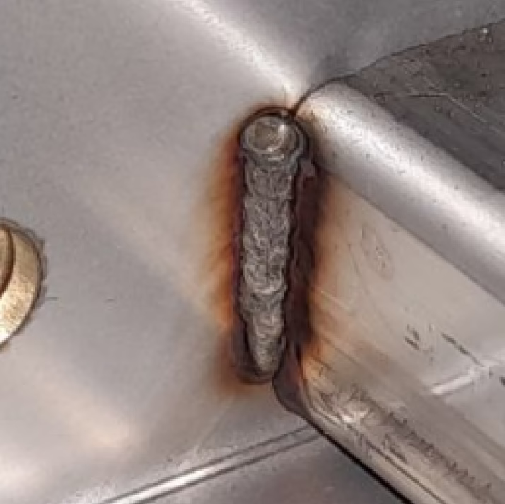 Пример 1 выполненного шва на роботизированном комплексе лазерной сварки лестничных лотков