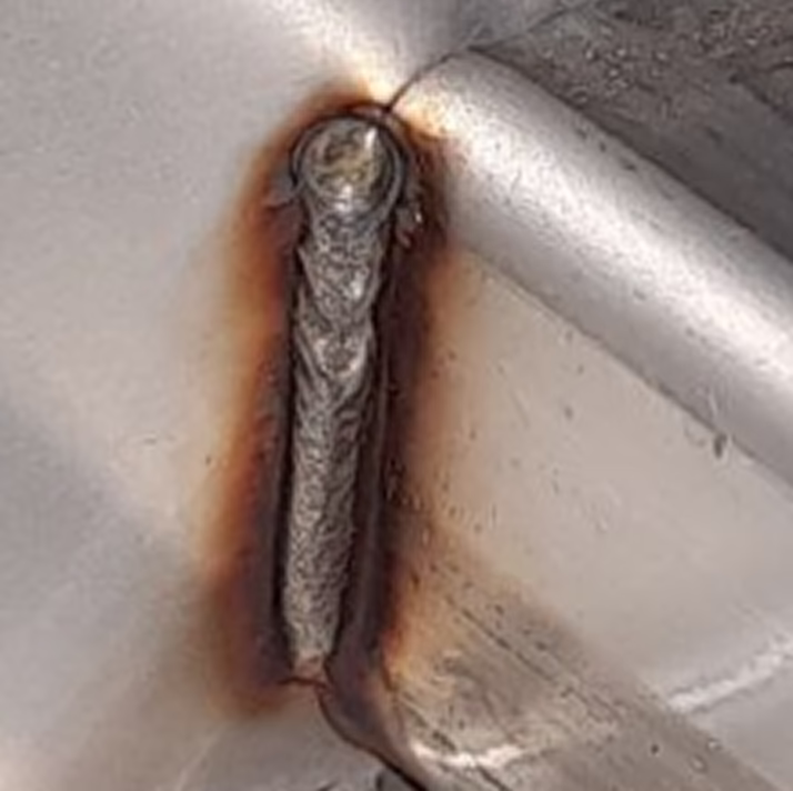 Пример 2 выполненного шва на роботизированном комплексе лазерной сварки лестничных лотков