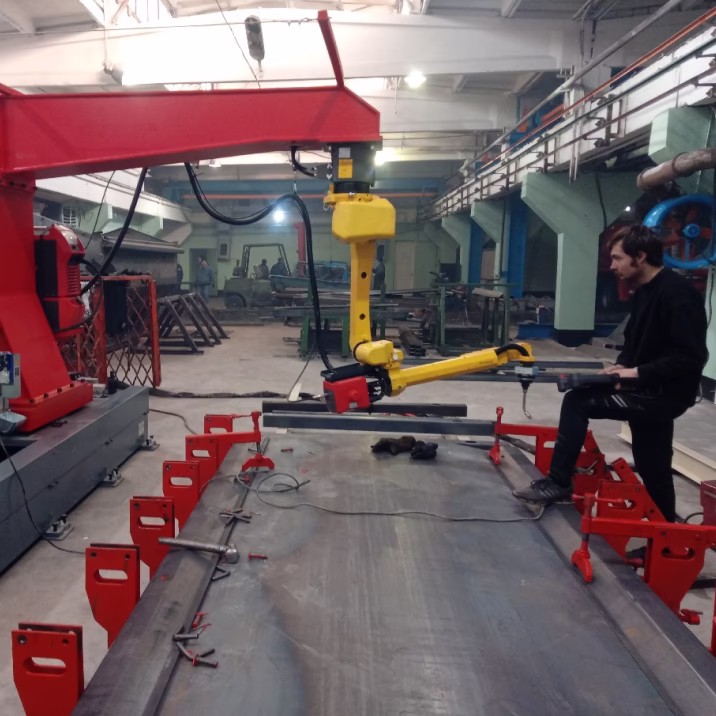 Оператор за работой после обучения на Роботизированном сварочном комплексе MIG/MAG сварки