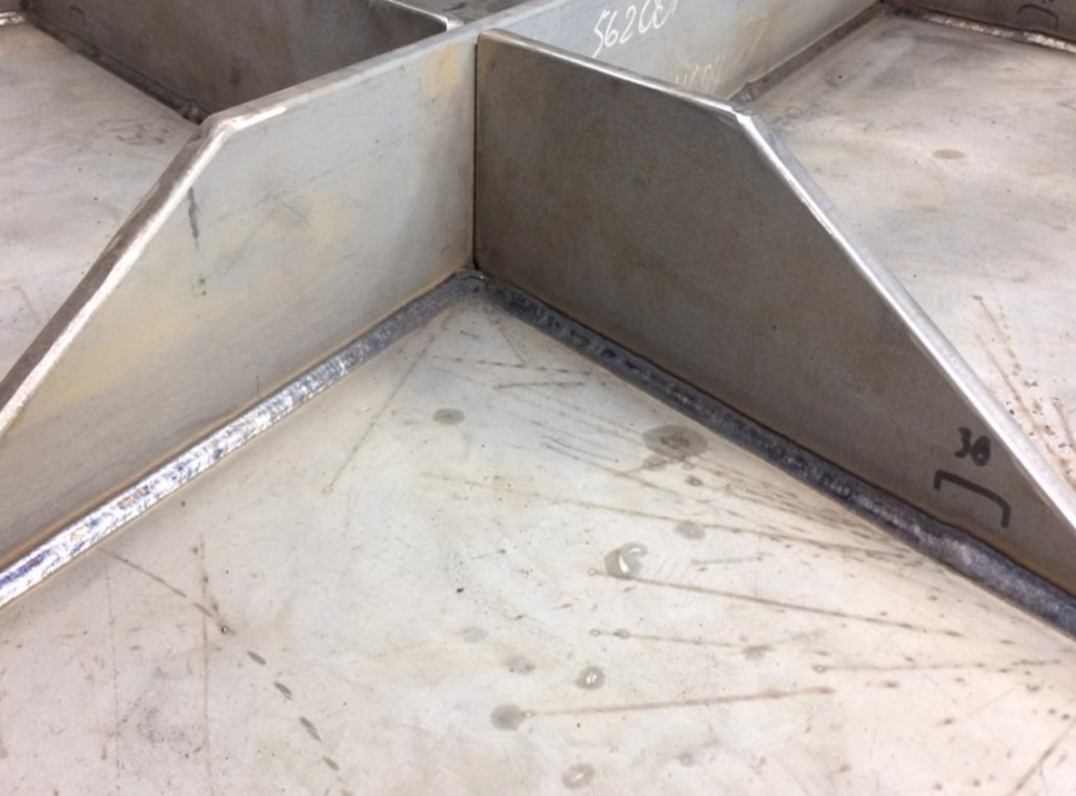 Сваренный угол детали HYUNDAI Supercored 71H, CO2 на РТК лазерной сварки