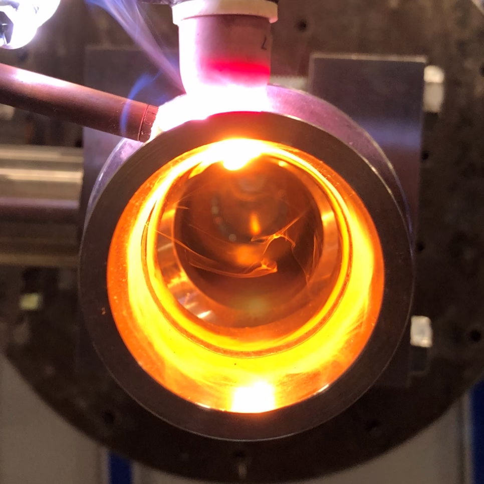 Процесс TIG сварки корня шва «на весу» в роботизированном комплексе для TIG и MIG/MAG сварки. Вид вблизи