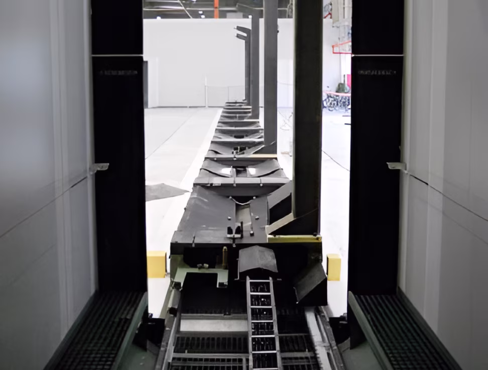 Рельсовый конвейер роботизированной системы для дробеструйного упрочнения и формообразования