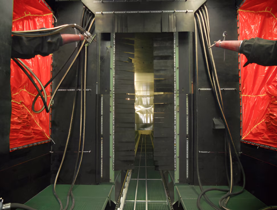 Два промышленных робота роботизированной системы для дробеструйного упрочнения и формообразования